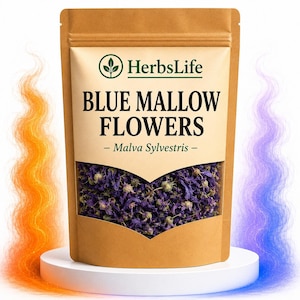 Può includere: Una busta marrone in piedi contenente fiori di malva blu essiccati, etichettata HerbsLife Blue Mallow Flowers Malva Sylvestris. La confezione presenta una finestra trasparente che mostra i petali essiccati blu e viola intenso e piccoli boccioli verdi.