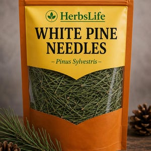 Peut inclure: Un paquet orange de feuilles d'aiguilles de pin blanc, avec le texte "HerbsLife WHITE PINE NEEDLES - Pinus Sylvestris -". Le paquet a une fenêtre transparente montrant les aiguilles vertes. Une pomme de pin et une branche de pin sont en arrière-plan.