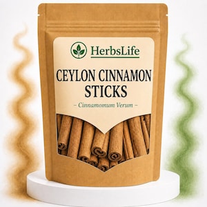 Op de afbeelding: Een bruine kraftpapieren zak met Ceylon kaneelstokjes. Het etiket bevat de tekst HerbsLife, CEYLON CINNAMON STICKS en Cinnamomum Verum. Een doorzichtig venster toont de opgerolde bruine schorsstokjes in de verzegelde stazak.