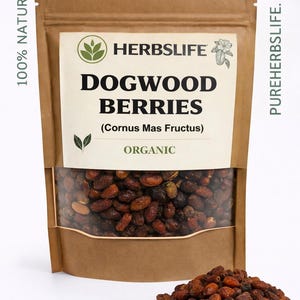 Puede incluir: Una bolsa de papel marrón con una ventana transparente que muestra bayas de cornejo. La bolsa tiene una etiqueta con el texto "HERBSLIFE DOGWOOD BERRIES (Cornus Mas Fructus) ORGANIC". Un pequeño montón de bayas está frente a la bolsa. El texto "100% NATURAL" está a la izquierda.