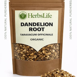 以下が含まれることがあります： タンポポの根が表示された透明な窓が付いた茶色の紙袋。袋には「HerbsLife Dandelion Root Taraxacum Officinale Organic」の文字が入ったラベルが付いています。タンポポの根の山が袋の前にあります。「100% Natural PureHerbsLife.com」の文字が両側にあります。