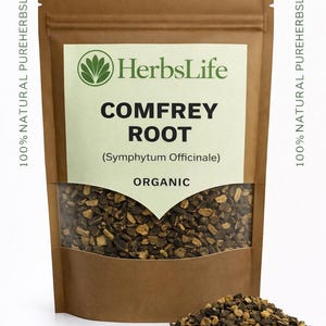 Pode incluir: Um saco de papel castanho de raiz de confrei, com uma janela transparente mostrando o conteúdo. O rótulo diz "HerbsLife" e "COMFREY ROOT (Symphytum Officinale) ORGANIC". Uma pequena pilha da raiz está ao lado do saco.