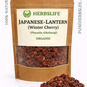 Könnte beinhalten: Eine weiße Keramik-Tasse mit schwarzem Henkel und dem Text "But First, Coffee" in fetter, schwarzer Schrift. Die Tasse steht auf einer Holzoberfläche. Die Tasse ist etwa 10 cm hoch.