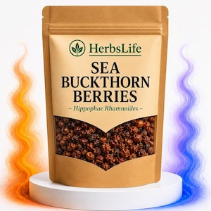 Pode incluir: Uma bolsa de papel castanho com o rótulo HerbsLife Sea Buckthorn Berries Hippophae Rhamnoides e uma janela transparente que mostra bagas secas de cor laranja escura. A embalagem apresenta texto verde e um logótipo de folha.