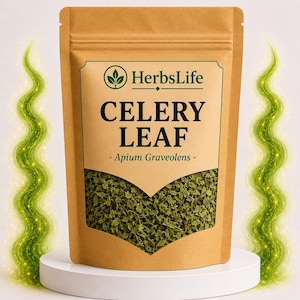 Puede incluir: Una bolsa de papel marrón con hojas de apio secas, etiquetada como "Celery Leaf - Apium Graveolens -" en texto negro en negrita. La bolsa está llena de hojas verdes secas y se encuentra sobre un pedestal blanco. La marca "HerbsLife" está en la parte superior.