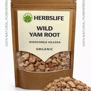Könnte beinhalten: Ein brauner Papiersack mit wilder Yamswurzel mit einem transparenten Fenster und einem Haufen der Wurzelstücke. Auf dem Beutel steht der Text "HERBSLIFE WILD YAM ROOT DIOSCOREA VILLOSA ORGANIC". Der Text "100% NATURAL PUREHERBSLIFE.com" ist auf der Seite aufgedruckt.
