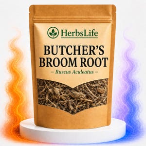 Puede incluir: Una bolsa de papel marrón que contiene raíz de rusco seca, etiquetada con el logotipo de HerbsLife y el texto Butcher's Broom Root - Ruscus Aculeatus. La bolsa cuenta con una ventana transparente que muestra los trozos de raíz fibrosos.