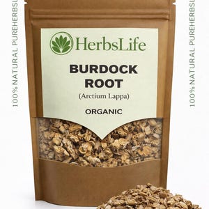 Puede incluir: Una bolsa de papel marrón con una ventana transparente que muestra raíz de bardana seca. La bolsa tiene una etiqueta verde y blanca con el texto "HerbsLife BURDOCK ROOT (Arctium Lappa) ORGANIC". Un pequeño montón de raíz de bardana está frente a la bolsa.