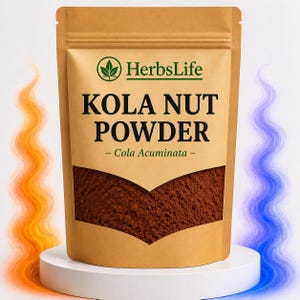 Pode incluir: Uma bolsa de papel kraft castanho contendo pó de noz de cola castanho escuro. O rótulo apresenta o texto HerbsLife, KOLA NUT POWDER e Cola Acuminata. A bolsa tem uma janela transparente que mostra o pó sobre uma base circular branca.