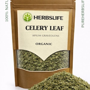 Puede incluir: Una bolsa de papel marrón con hojas de apio secas con el texto "HERBSLIFE CELERY LEAF ORGANIC". Un montón de hojas de apio secas está frente a la bolsa. La bolsa tiene una ventana transparente.