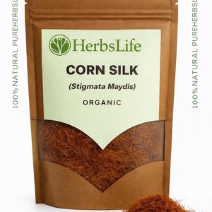 Könnte beinhalten: Ein brauner Papiersack mit Maisseide, mit einem transparenten Fenster und einem Haufen Maisseide vor dem Sack. Der Sack hat ein grünes Etikett mit den Worten "HerbsLife" und "CORN SILK (Stigmata Maydis) ORGANIC". Der Text "100% NATURAL PUREHERBSLIFE.com" ist auf den Seiten aufgedruckt.
