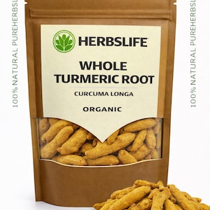 Puede incluir: Una bolsa de papel marrón con una ventana transparente que muestra raíz de cúrcuma entera. La bolsa tiene una etiqueta con el texto "HERBSLIFE WHOLE TURMERIC ROOT CURCUMA LONGA ORGANIC". Un montón de raíz de cúrcuma está frente a la bolsa.
