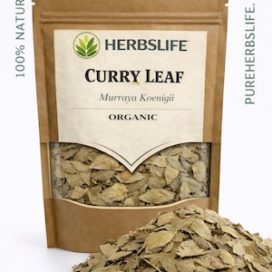 以下が含まれることがあります： 「CURRY LEAF」と「ORGANIC」の文字が入った、乾燥したカレーリーフが入った茶色の紙袋。袋の前には乾燥したカレーリーフの山があります。「HERBSLIFE」のブランド名が見えます。
