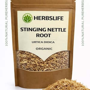 Könnte beinhalten: Ein brauner Papiersack mit Bio-Brennnesselwurzel, Urtica dioica, mit einem transparenten Fenster, das das getrocknete Kraut zeigt. Der Beutel hat das Herbslife-Logo und den Text "Stinging Nettle Root". Ein kleiner Haufen des Krauts befindet sich vor dem Beutel.