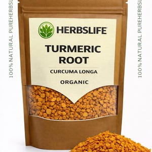 Puede incluir: Una bolsa de papel marrón con una ventana transparente que muestra raíz de cúrcuma. La bolsa tiene el logotipo "Herbslife" y el texto "Turmeric Root, Curcuma Longa, Organic". Hay un pequeño montón de raíz de cúrcuma delante de la bolsa.