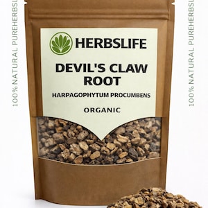 Puede incluir: Una bolsa de papel marrón con una ventana transparente que muestra la raíz de garra del diablo. La bolsa tiene una etiqueta blanca con el texto "HERBSLIFE DEVIL'S CLAW ROOT HARPAGOPHYTUM PROCUMBENS ORGANIC". Un pequeño montón de la raíz está frente a la bolsa.