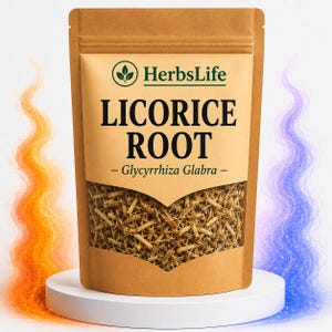 Könnte beinhalten: Ein brauner Papiersack mit Lakritz-Wurzel, beschriftet mit "HerbsLife". Der Beutel hat ein klares Fenster, das die getrockneten Wurzelstücke zeigt. Der Text "LICORICE ROOT - Glycyrrhiza Glabra -" ist aufgedruckt. Der Beutel steht auf einem weißen Podest.