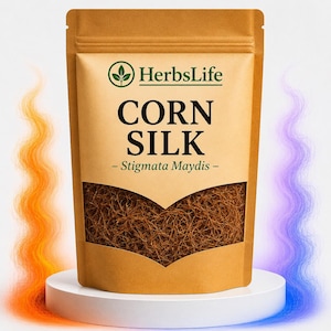 Op de afbeelding: Een bruine papieren zak met maïszijde, met het label "HerbsLife" en de tekst "CORN SILK - Stigmata Maydis -". De zak wordt gepresenteerd op een witte sokkel met oranje en paarse golvende lijnen op de achtergrond.