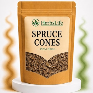 Pode incluir: Uma bolsa de papel kraft castanho contendo cones de abeto secos. O rótulo apresenta o texto HerbsLife, SPRUCE CONES e Picea Abies em tinta preta e verde. Uma janela transparente no centro revela o conteúdo castanho e texturado.