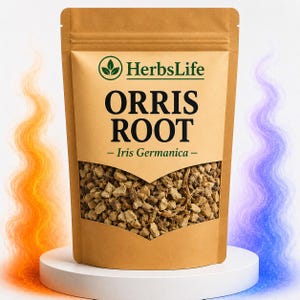 Op de afbeelding: Een bruine kraftpapieren zak met gedroogde stukjes liswortel. Het etiket bevat de tekst HerbsLife, ORRIS ROOT en Iris Germanica. De zak heeft een doorzichtig venster waarin de lichtbruine, getextureerde botanische wortelfragmenten zichtbaar zijn.