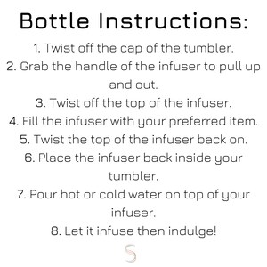 Op de afbeelding: Instructies voor het gebruik van een waterfles met een infuser. De stappen omvatten het losdraaien van de dop, het verwijderen van de infuser, het vullen met het gewenste item en het vervolgens terugplaatsen in de fles. Giet heet of koud water op de infuser en laat het trekken.