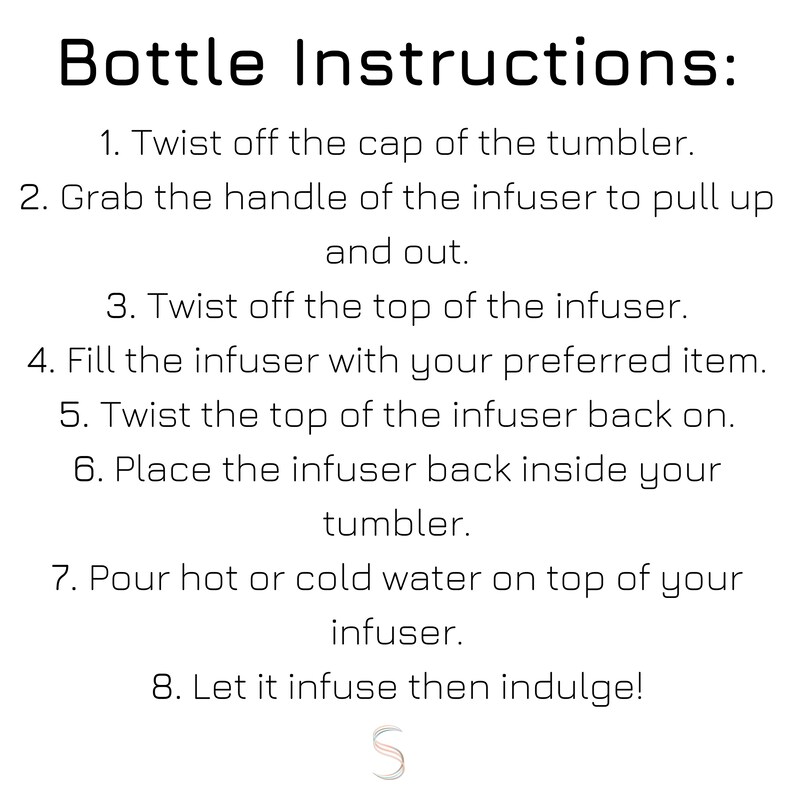 Op de afbeelding: Instructies voor het gebruik van een waterfles met een infuser. De stappen omvatten het losdraaien van de dop, het verwijderen van de infuser, het vullen met het gewenste item en het vervolgens terugplaatsen in de fles. Giet heet of koud water op de infuser en laat het trekken.