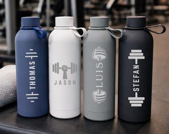 Puede incluir: Cuatro botellas de agua aisladas en azul marino, blanco, gris y negro. Cada botella tiene un nombre y un gráfico de levantamiento de pesas diferentes. La botella azul marino dice "Thomas", la blanca "Jason", la gris "Luis" y la negra "Stefan".