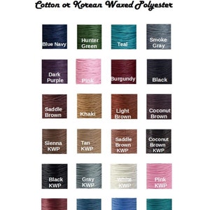 Pode incluir: Um gr&aacute;fico que mostra diferentes cores de cord&atilde;o para projetos de artesanato. O cord&atilde;o est&aacute; dispon&iacute;vel em algod&atilde;o ou poli&eacute;ster encerado coreano. As cores incluem azul marinho, verde ca&ccedil;ador, turquesa, cinza fumo, roxo escuro, rosa, bord&ocirc;, preto, marrom sela, c&aacute;qui, marrom claro, marrom coco, siena, marrom, branco, cinza e rosa. O gr&aacute;fico tamb&eacute;m inclui o texto "Escolha seu cord&atilde;o" e "Algod&atilde;o ou poli&eacute;ster encerado coreano".