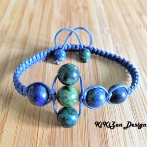 Peut inclure: Un bracelet en cordon noué avec des perles bleues et vertes. Le bracelet présente un motif de perles bleues et vertes alternées.
