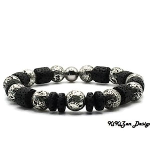 Könnte beinhalten: Schwarzes und silbernes Perlenarmband mit einem Edelstahlverschluss. Die Perlen sind aus Lavastein und Metall.