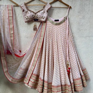 Różowa lehenga choli: indyjski strój ślubny, cekiny i zardosi