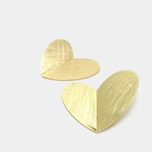 Brincos de declaração de coração com textura de risco dourado, acessórios de moda diária feminina