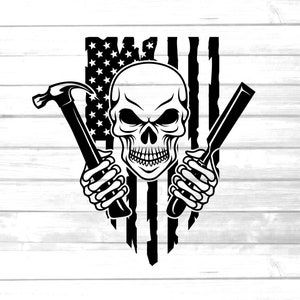 Puede incluir: Ilustración en blanco y negro de una calavera sosteniendo un martillo y un cincel. La calavera está delante de una bandera estadounidense desgastada.