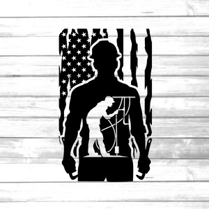 Könnte beinhalten: Schwarz-weiße Silhouette eines Bauarbeiters vor einem amerikanischen Flaggenhintergrund. Der Arbeiter hält ein Werkzeug und trägt einen Helm.
