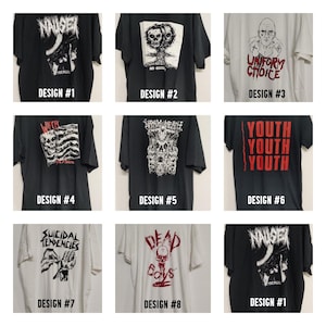 以下が含まれることがあります： バンド名とロゴが様々なTシャツの9つの異なるデザイン。デザインには、白黒のグラフィック、赤と黒のグラフィック、白黒のテキストが含まれています。Tシャツはすべて黒または白です。