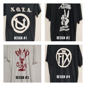 Könnte beinhalten: Vier verschiedene T-Shirt-Designs. Das erste Design ist schwarz mit einem weißen Kreis und dem Text "N.O.T.A." über dem Kreis. Das zweite Design ist schwarz mit einem weißen Peace-Zeichen und dem Text "ATTITUDE ADJUSTMENT" über dem Peace-Zeichen. Das dritte Design ist weiß mit einem roten Schädel und dem Text "DEAD BOYS" unter dem Schädel. Das vierte Design ist schwarz mit einem weißen Kreis und dem Text "THE FIX" im Kreis.