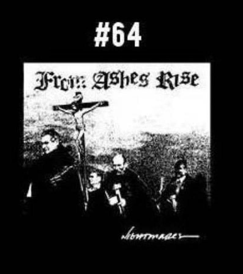Pu&ograve; includere: Foto in bianco e nero di una band chiamata "From Ashes Rise" con il numero 64. I membri della band sono vestiti di scuro e stanno in piedi davanti a una croce.