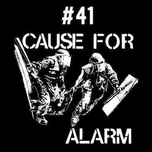 Puede incluir: Dise&ntilde;o gr&aacute;fico en blanco y negro con el texto "#41 CAUSE FOR ALARM" y dos figuras con equipo antidisturbios sosteniendo escudos.