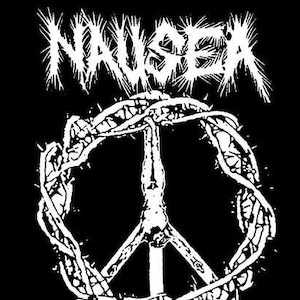 以下が含まれることがあります： 「#79 NAUSEA」というテキストと、棘のある平和のシンボルが描かれた白黒のグラフィックデザインです。