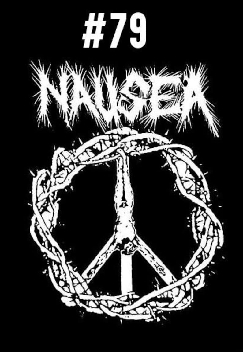 以下が含まれることがあります： 「#79 NAUSEA」というテキストと、棘のある平和のシンボルが描かれた白黒のグラフィックデザインです。