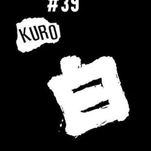 Puede incluir: Dise&ntilde;o gr&aacute;fico en blanco y negro con el texto "KURO" y el car&aacute;cter japon&eacute;s para "blanco" en una fuente estilizada. El dise&ntilde;o est&aacute; numerado #39.