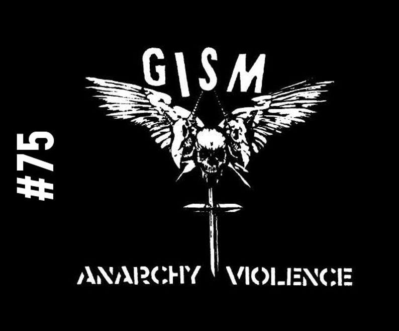以下が含まれることがあります： 翼と十字架を持つ頭蓋骨の白黒のグラフィックデザイン。テキスト「GISM #75 ANARCHY VIOLENCE」がデザインに含まれています。