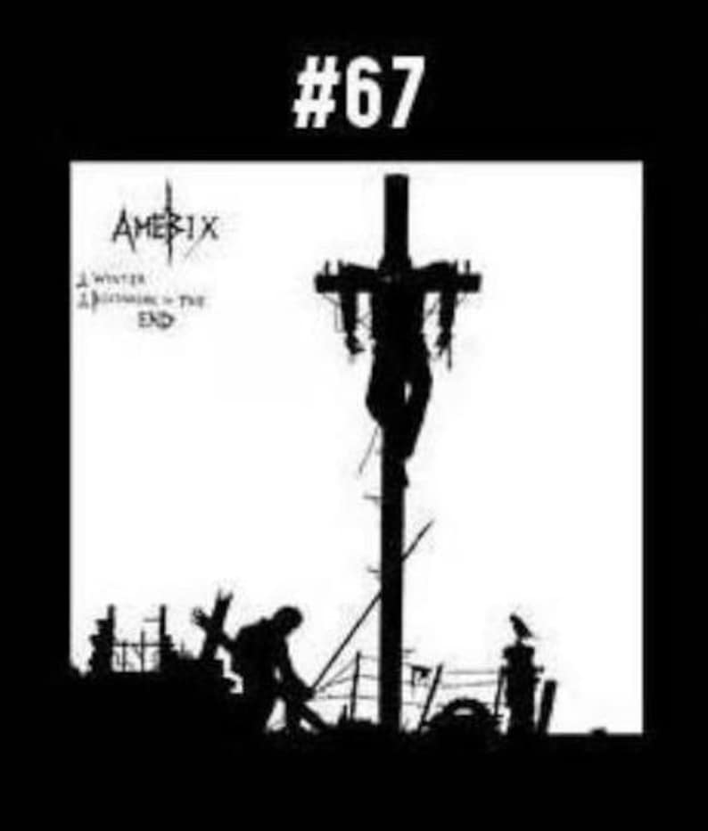 Pu&ograve; includere: Immagine in bianco e nero di una persona appesa a un palo con filo spinato in primo piano. Il testo "AMERIX A WINTER'S DISCONTENT IN THE END" &egrave; visibile sullo sfondo.