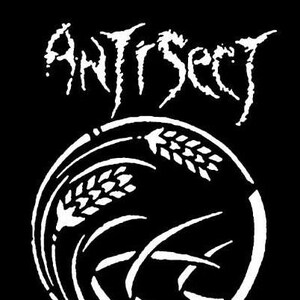 以下が含まれることがあります： バンドAntisectの白黒ロゴデザイン。ロゴは、スタイリッシュな小麦の穂と波状のデザインを特徴としています。