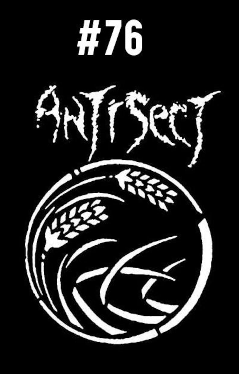 以下が含まれることがあります： バンドAntisectの白黒ロゴデザイン。ロゴは、スタイリッシュな小麦の穂と波状のデザインを特徴としています。