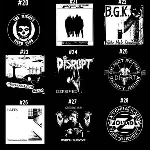 Könnte beinhalten: Eine Schwarzweiß-Collage von Albumcovern mit Punkrock-Bands. Die Albumcover zeigen Bandnamen, Logos und Songtitel. Die Albumcover sind von 20 bis 28 nummeriert.