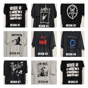 以下が含まれることがあります： バンドのロゴとグラフィックをフィーチャーしたTシャツの9つの異なるデザイン。デザインには、白黒のイラスト、バンド名、テキストが含まれています。デザインは白い背景に表示されています。