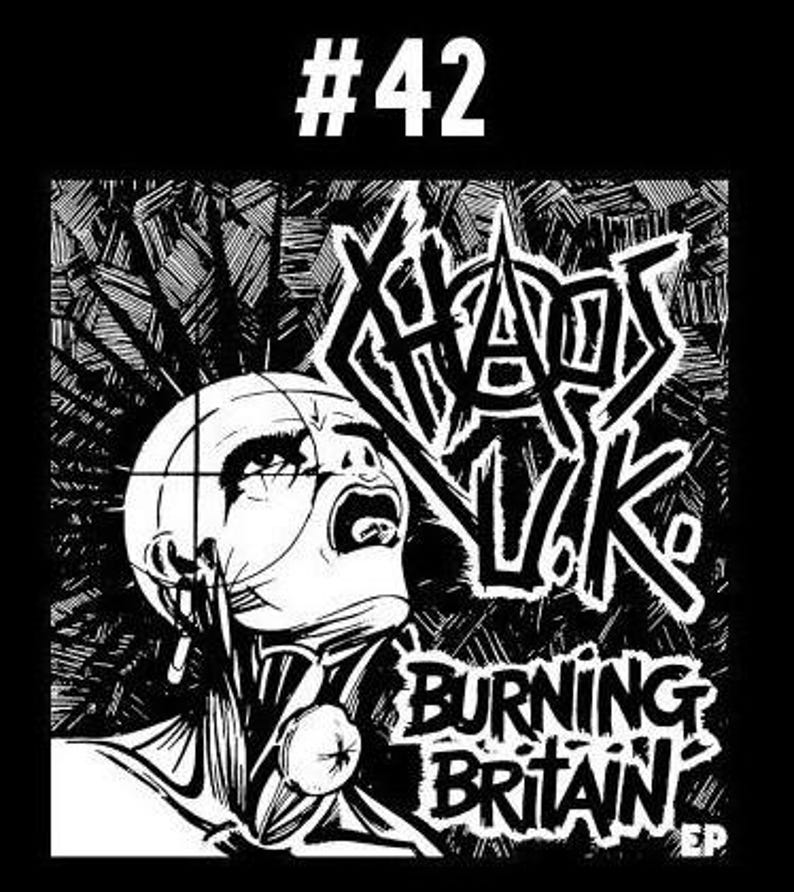Puede incluir: Ilustraci&oacute;n en blanco y negro de una persona con un micr&oacute;fono, el texto "Chaos UK" y "Burning Britain EP" sobre un fondo negro.