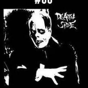 Pu&ograve; includere: Immagine in bianco e nero di una persona su uno sfondo scuro e stilizzato. La persona indossa un indumento scuro con cappuccio e ha un viso pallido con occhi scuri e una bocca scura. Il testo "DEATH SIDE" &egrave; visibile nell'angolo in alto a destra dell'immagine. Il numero "#66" &egrave; visibile nell'angolo in alto a sinistra dell'immagine.