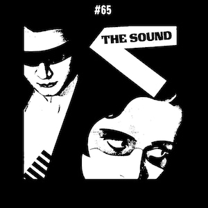 Pu&ograve; includere: Immagine in bianco e nero di due volti. La persona a sinistra indossa un cappello e occhiali da sole. La persona a destra indossa degli occhiali. Il testo "THE SOUND" &egrave; in una freccia bianca che punta a sinistra.